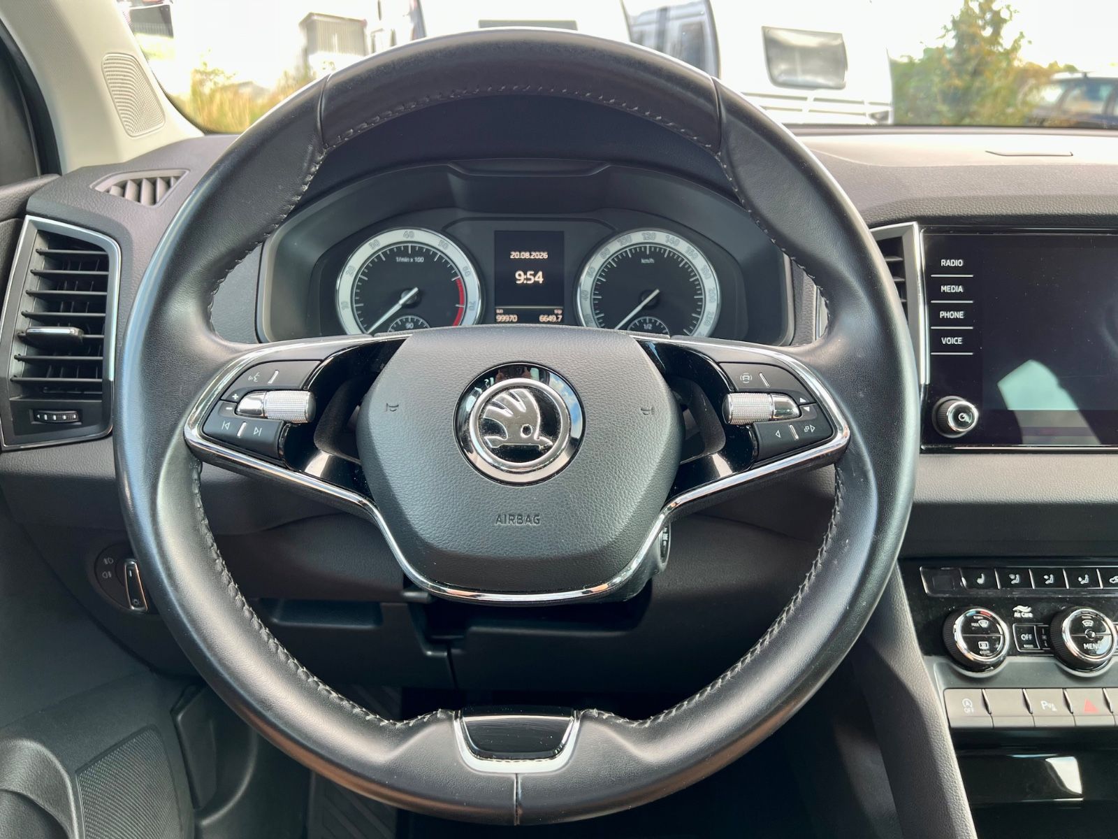 SKODA Karoq 1.5 TSI Style KLIMAAUT NAVI SHZ PDC CARPLA