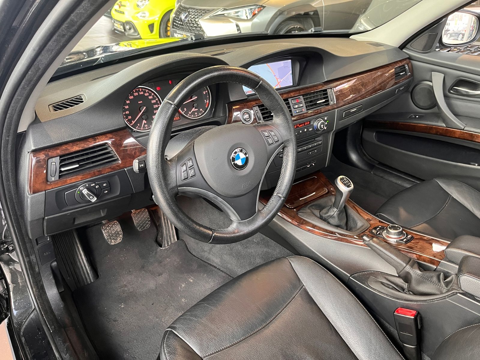 Fahrzeugabbildung BMW 320i  Touring PANO XENON NAVI