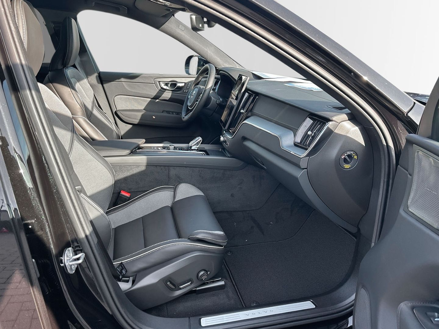 Volvo XC60 Recharge T8 AWD Ultra Black Edition 21'' AC imagem 3