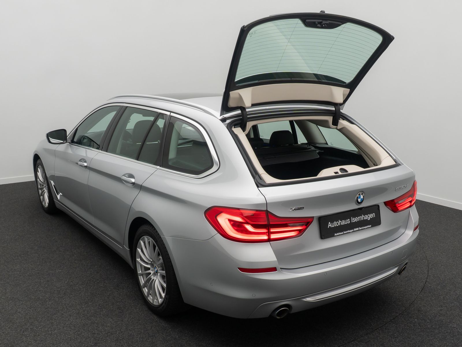 Fahrzeugabbildung BMW 530d xD LuxuryLine Panoram 360&deg;HUD HiFi DisplKey