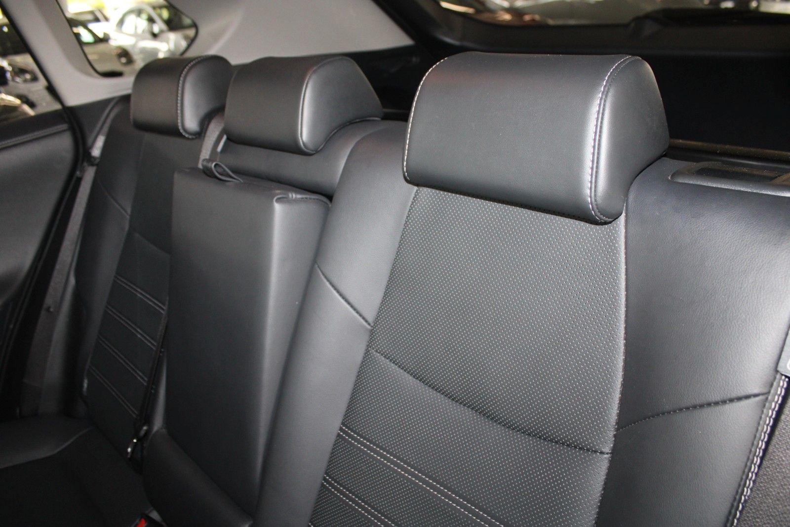 Fahrzeugabbildung Toyota RAV 4 4x2 Hybrid Lounge Aut. PANO LED LEDER ACC