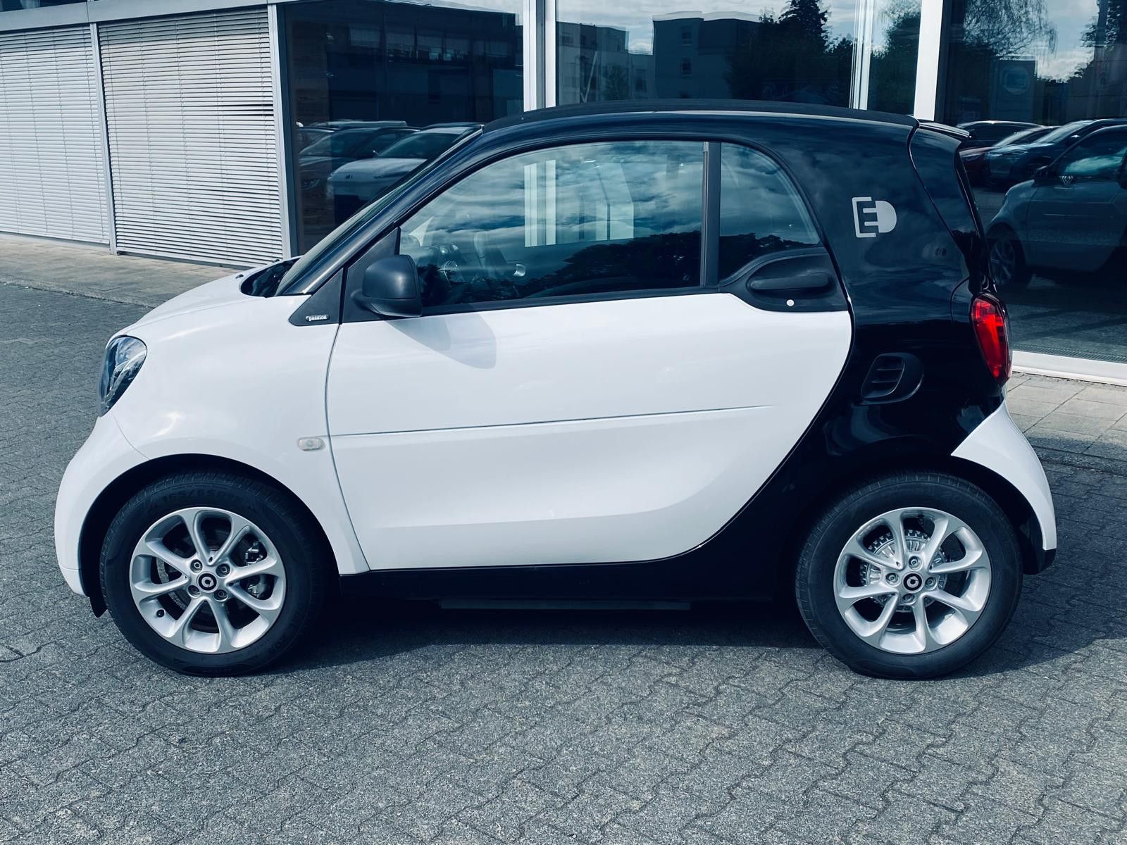 Fahrzeugabbildung Smart ForTwo electric drive 60KW GEPFLEGT+TEMP+MFL+LM