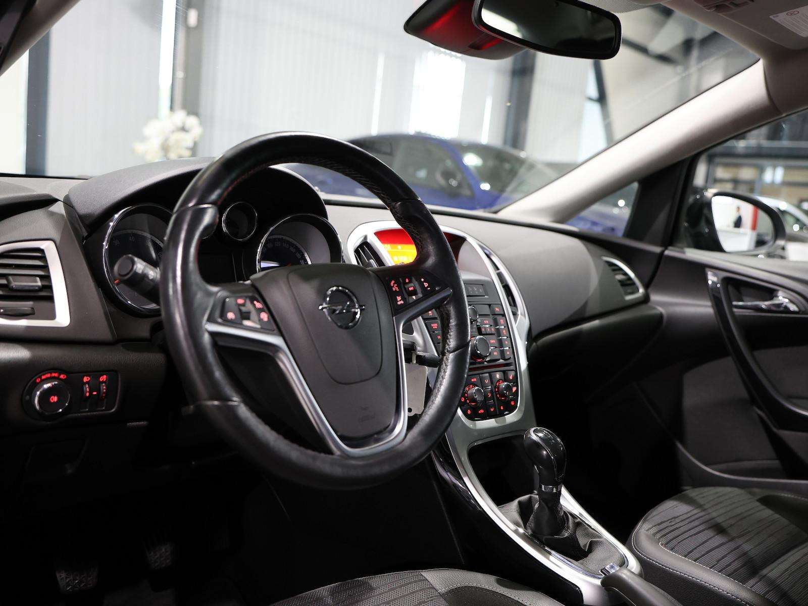 Opel Astra J 1.6 STYLE / LEDER / TEMPOMAT / PDC / SHZ