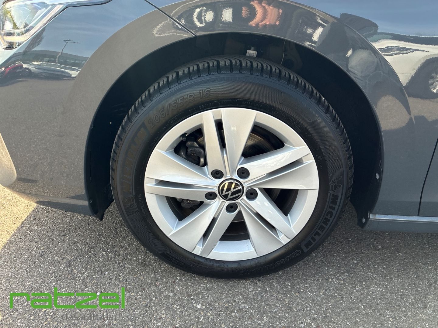 Fahrzeugabbildung Volkswagen Golf Variant 1.5 eTSI DSG Life  LED ACC Apple Ca