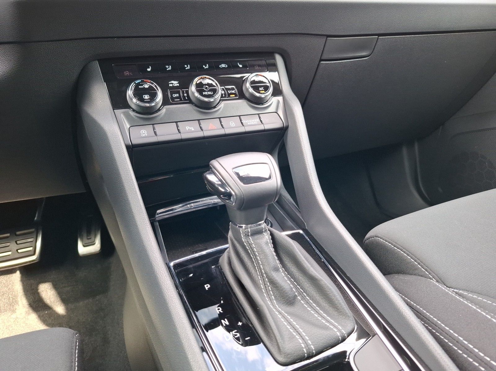 SKODA Karoq 1.5 TSI Sportline DSG / ACC / KAMERA / COL - Image 14