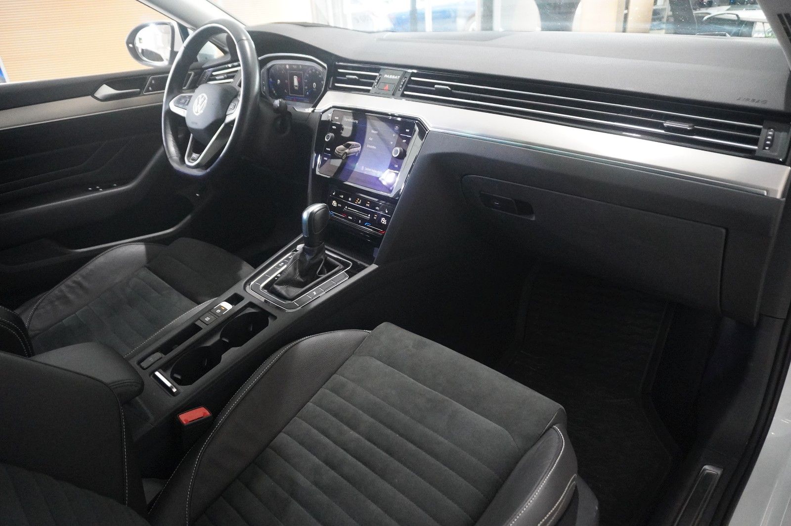 Fahrzeugabbildung Volkswagen Passat Vari. 2.0D R-LINE 4M NAVI/LED/KAMERA/AHK