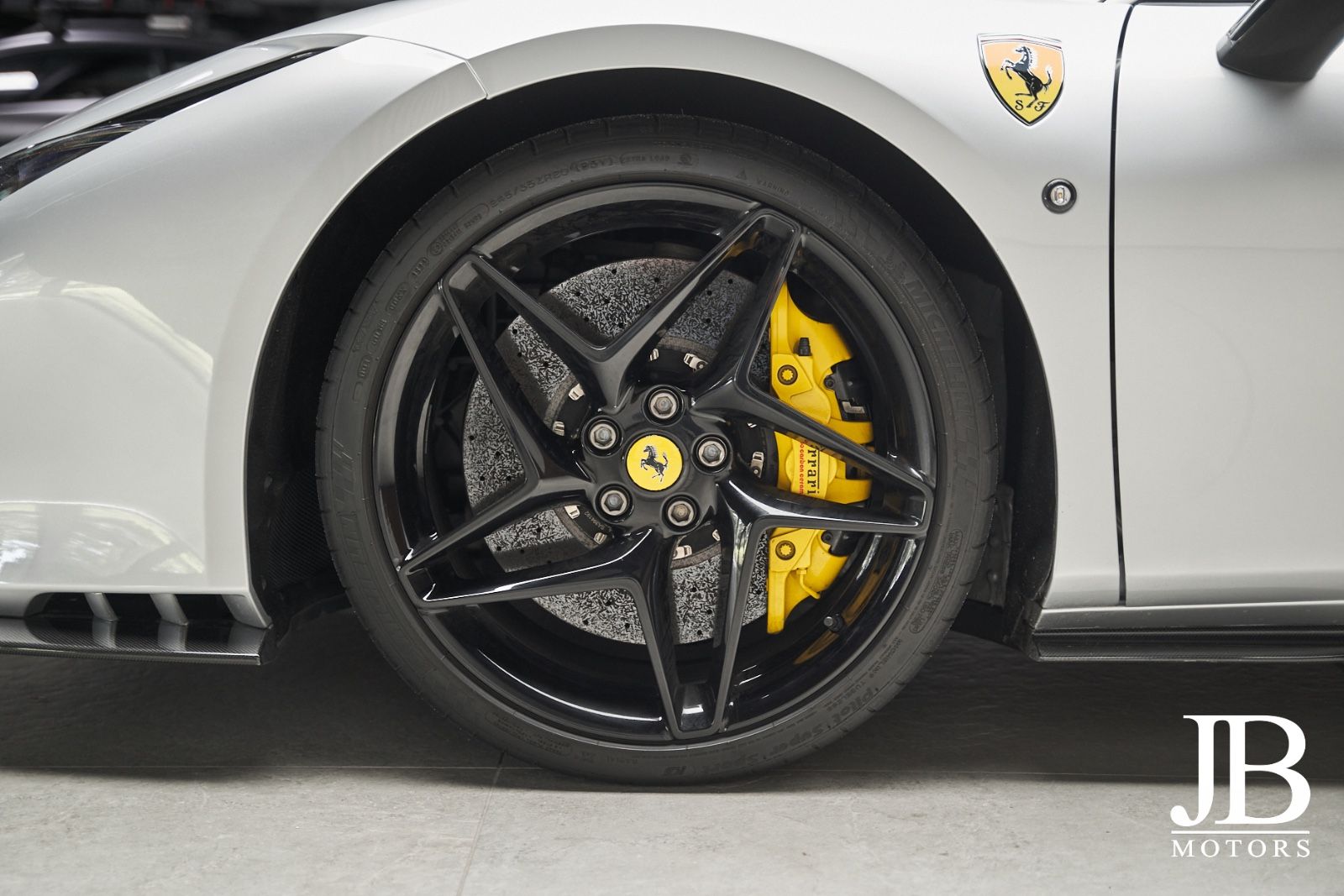 Fahrzeugabbildung Ferrari F8 Tributo Carbon Lift Racing Seat CarPlay
