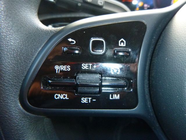 Fahrzeugabbildung Mercedes-Benz CLA 180 Shooting Brake >AUT/NAVI/Teilleder<