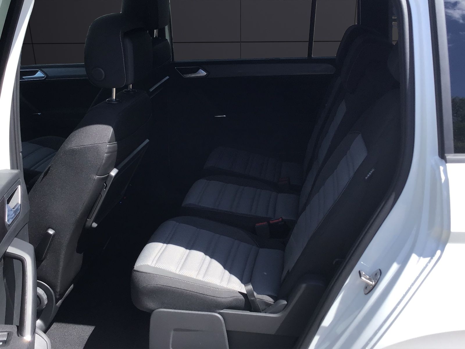 Fahrzeugabbildung Volkswagen Touran TSI R-Line Highline DSG LED ACC 18" AHK S