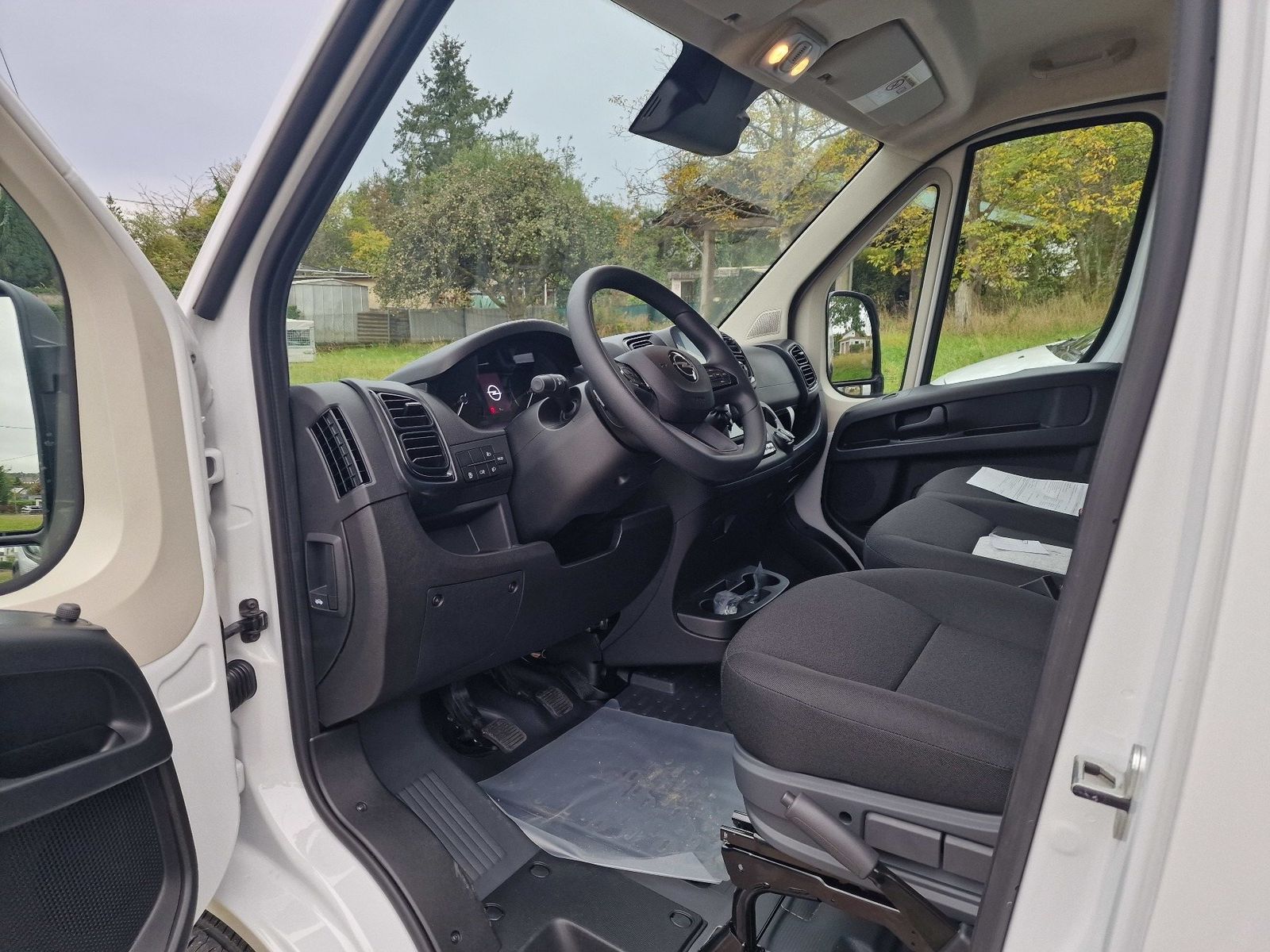 Fahrzeugabbildung Opel Movano Kasten 33 L2H2 BlueHDI 140