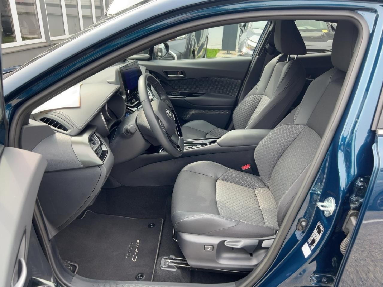 Fahrzeugabbildung Toyota C-HR Hybrid Team D