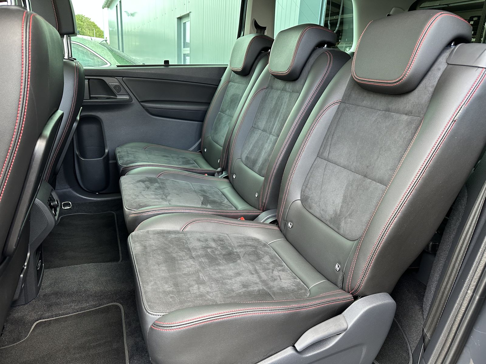 Fahrzeugabbildung SEAT Alhambra 1.4 TSI DSG FR 7Sitzer NAV+XEN+KAM+PANO