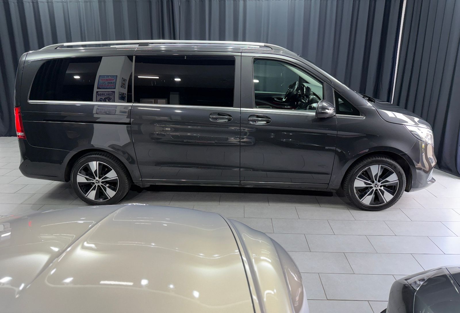 Fahrzeugabbildung Mercedes-Benz V300 d AVANTGARDE EDITION 4MATIC lang|BURMESTER|