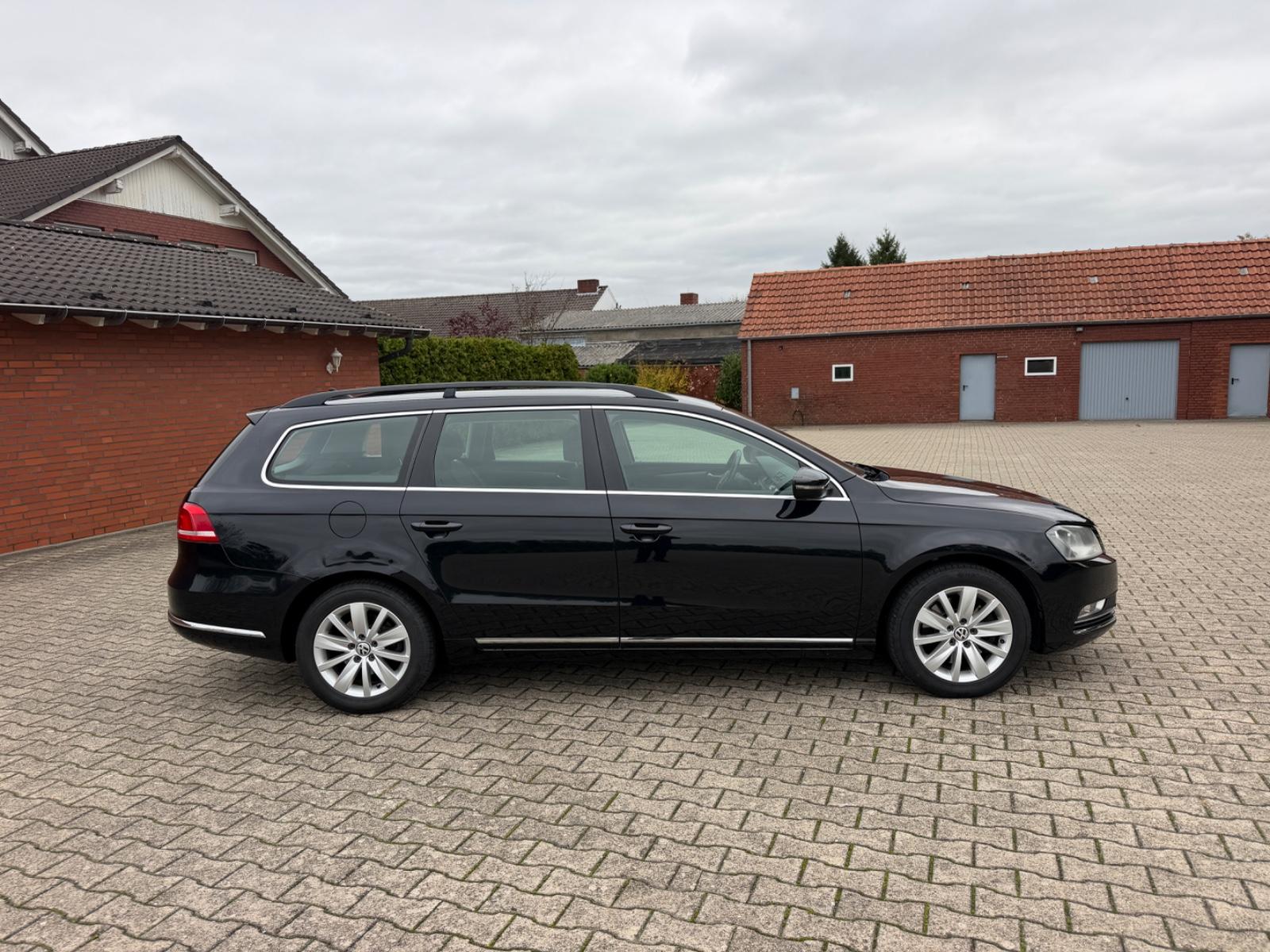 Volkswagen Passat 2011 — rear view