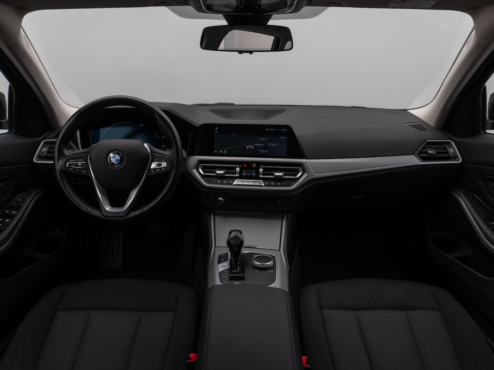 Fahrzeugabbildung BMW 330i HUD DAB CockPitPro DrivAssist PDC LED Alarm