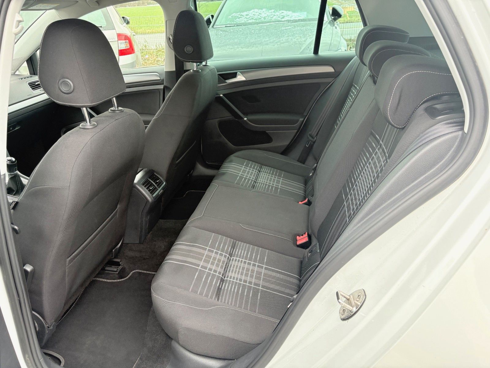 Fahrzeugabbildung Volkswagen Golf VII 2.0TDI Lim. LOUNGE Navi Klima PDC SPORT