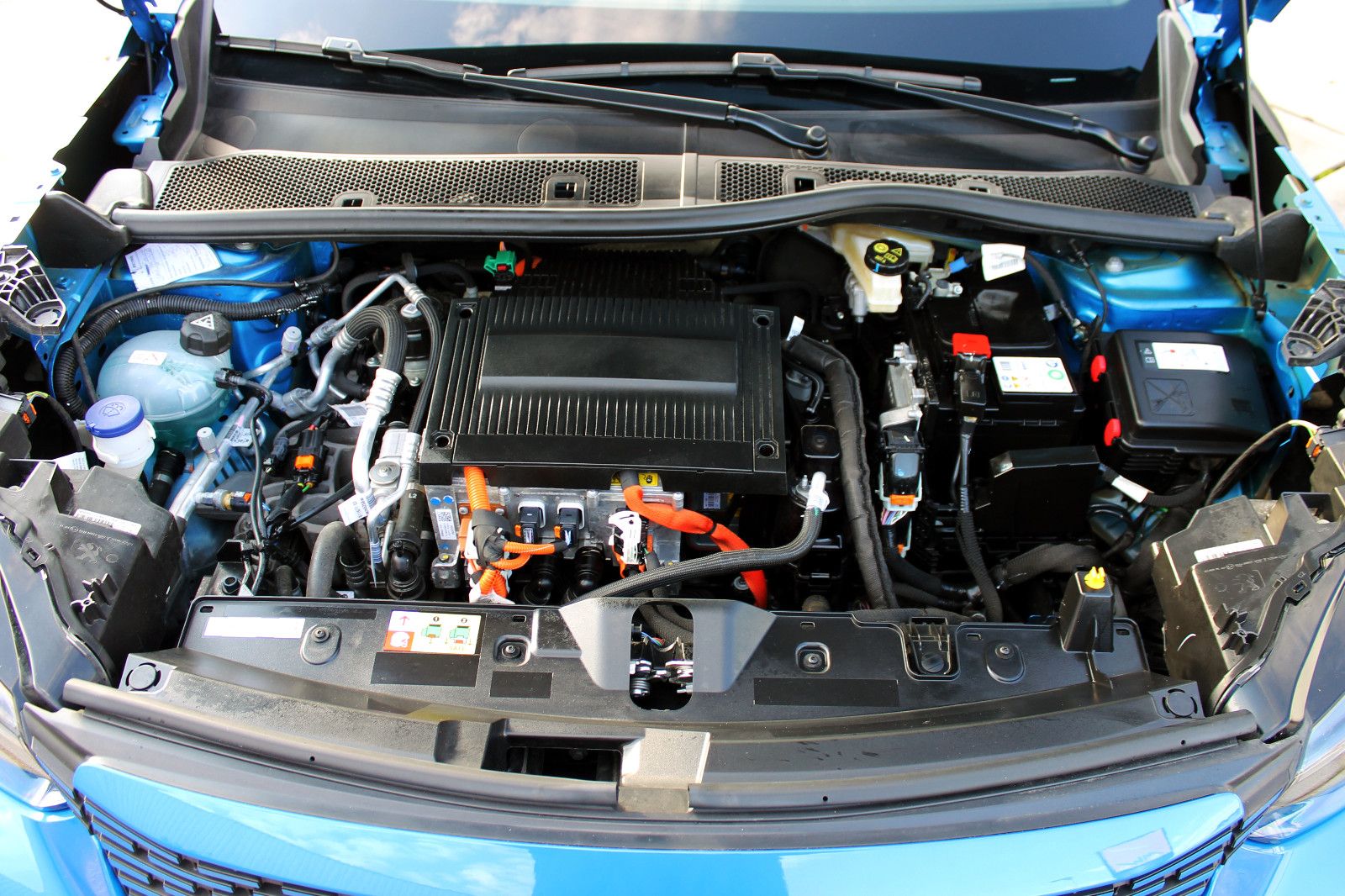 Fahrzeugabbildung Peugeot 2008 e-GT 11kW OnBoard LED ACC KAM SHZ BT NAV