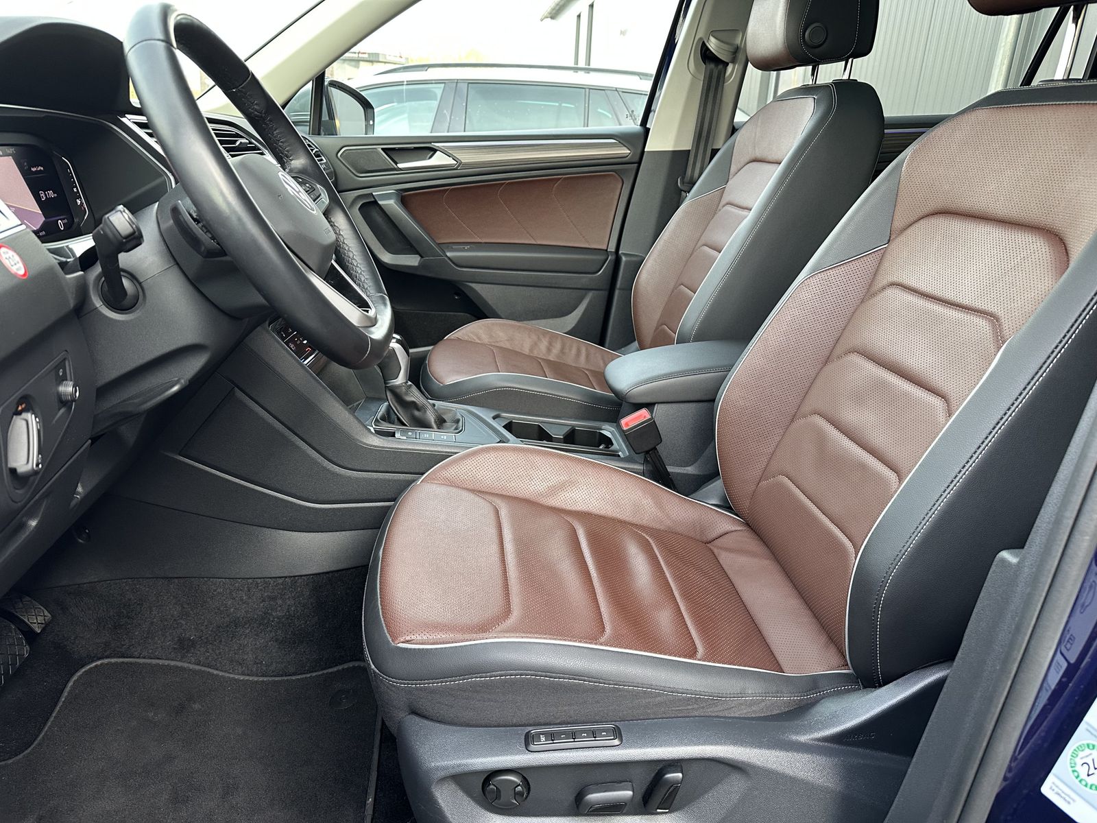 Fahrzeugabbildung Volkswagen Tiguan Allspace Life NAV+IQ-LIGHT+PANO+20ZO+AHK