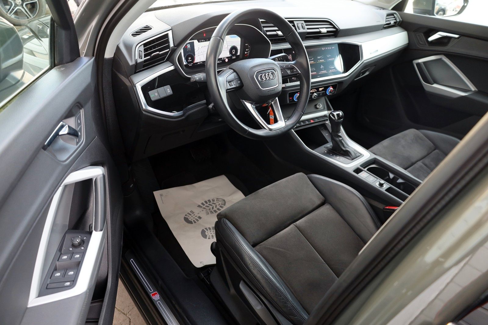 Fahrzeugabbildung Audi Q3 Sportback 35 TFSI S line,T.Leder,Navi,LED,SH