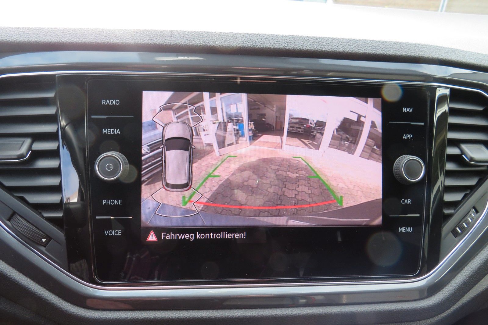 Fahrzeugabbildung Volkswagen T-Roc SPORT/R-LINE ACC KAMERA SITZH. 18`NAVI 1H