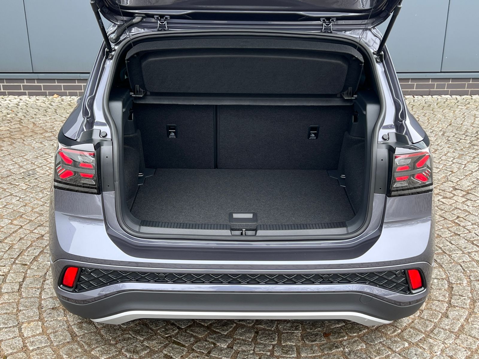 Fahrzeugabbildung Volkswagen T-Cross R-Line 1.5 TSI DSG *AHK, IQ.LIGHT, ACC,