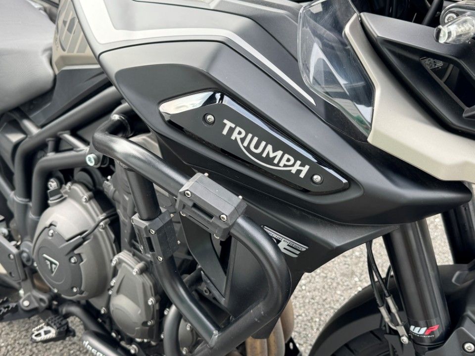 Fahrzeugabbildung Triumph Tiger 1200er Desert Edition Koffer Bügel Scheibe