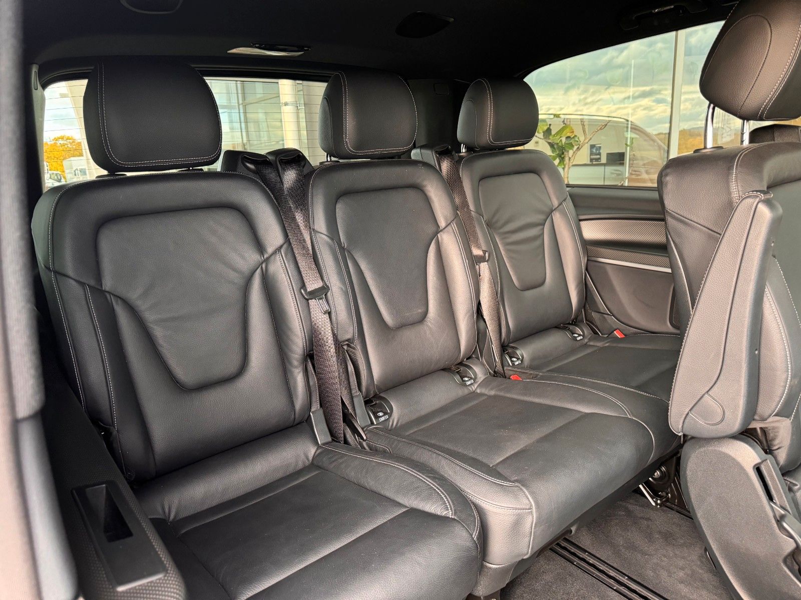 Fahrzeugabbildung Mercedes-Benz V 300 d AVA ED AMG AHK2,5to DISTRONIC