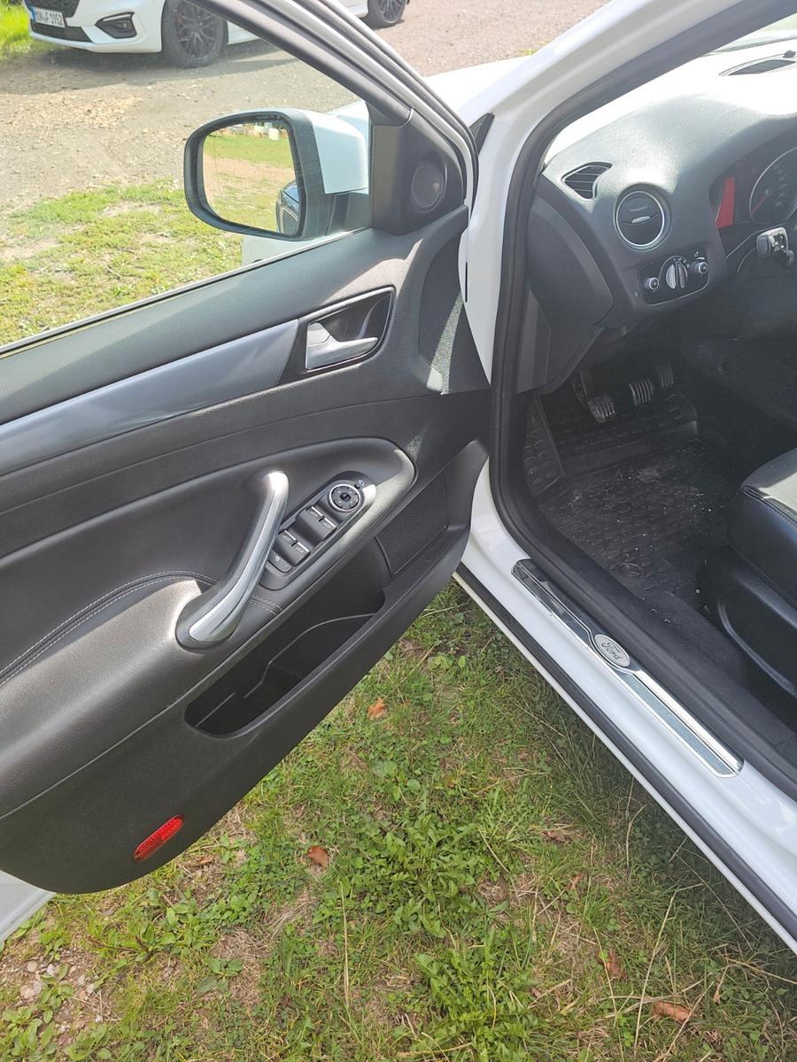 Ford Mondeo 2013 — interior
