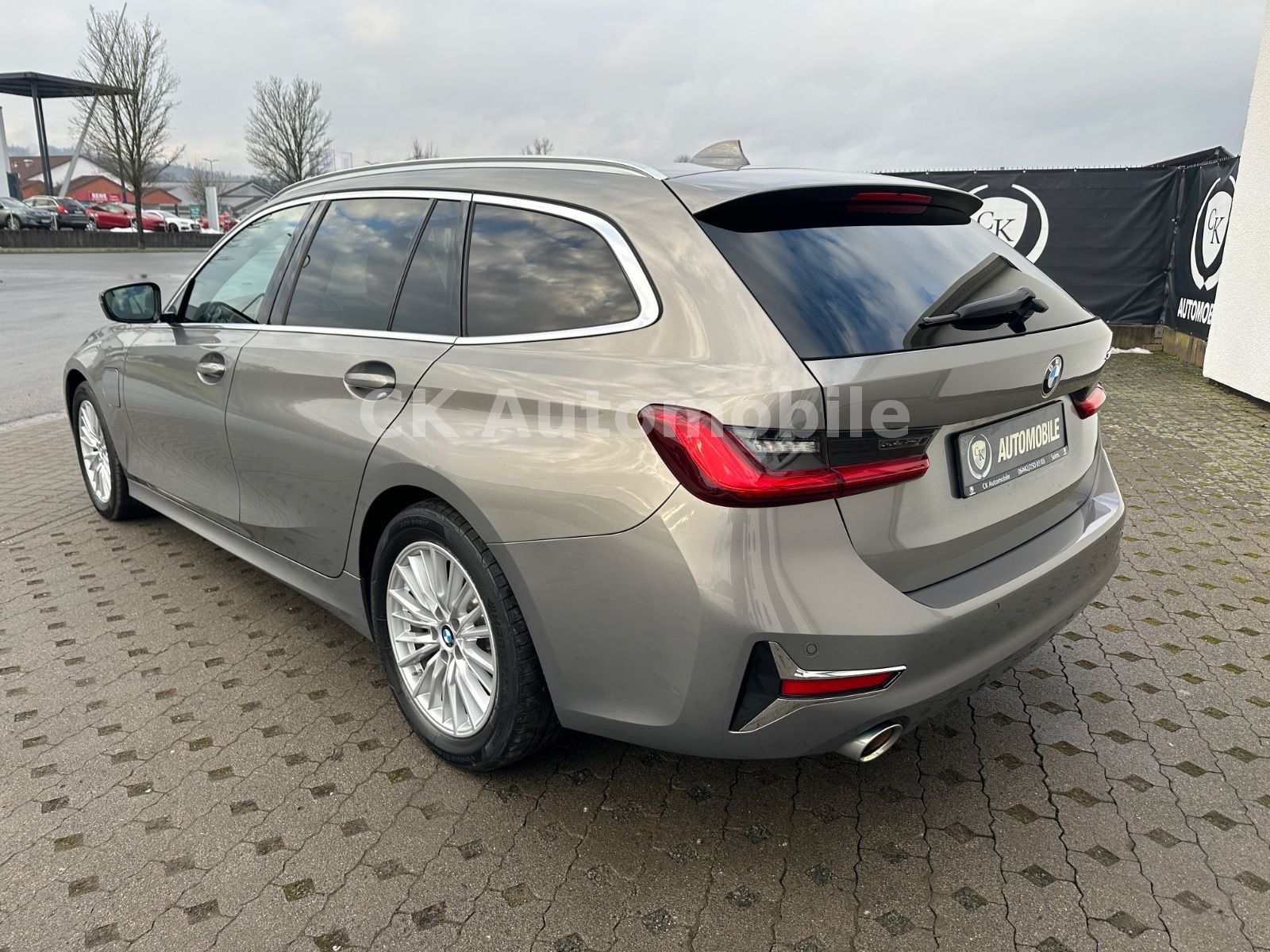 Fahrzeugabbildung BMW 330e Touring Luxury-Line/Leder/Head-Up/Pano/LED