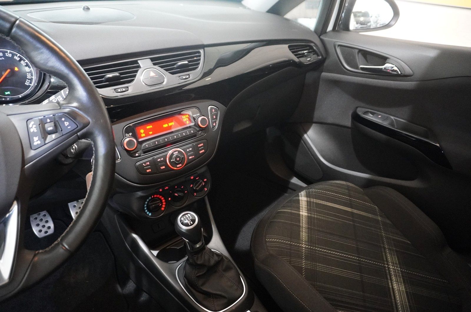 Fahrzeugabbildung Opel Corsa E 1.4 COLOR EDITION SPORT/SHZ/PDC/TEMP.