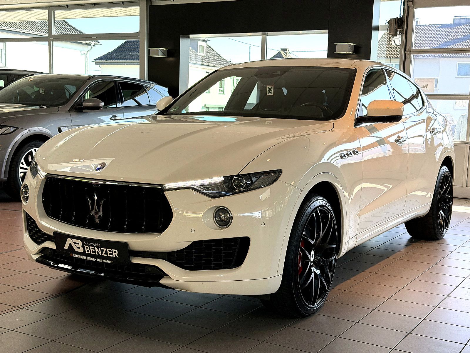 Fahrzeugabbildung Maserati Levante S/CARBON/HARMAN-KARDON/KAMERA/BRD