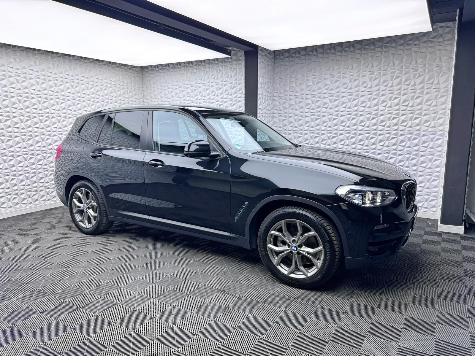 Fahrzeugabbildung BMW xDRIVE20i/ADVANTAGE/ACC/LED/LIVECP/HUD/KEYL/360°