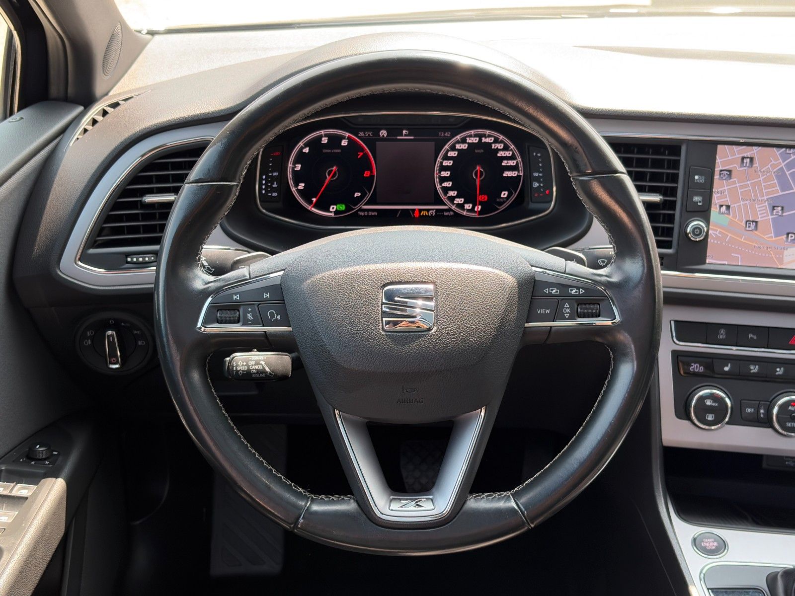 Fahrzeugabbildung SEAT Leon ST 1.5 TSI DSG Xcellence CarPlay PANO CAM