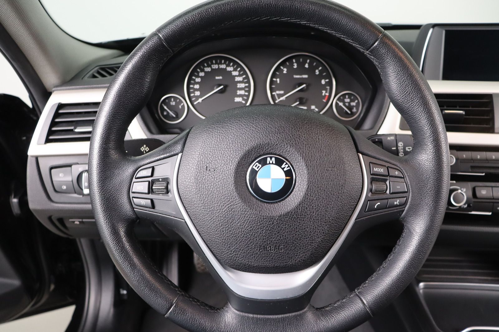 Fahrzeugabbildung BMW 320 i Advantage * LED * 1.Hand * Service neu Tou