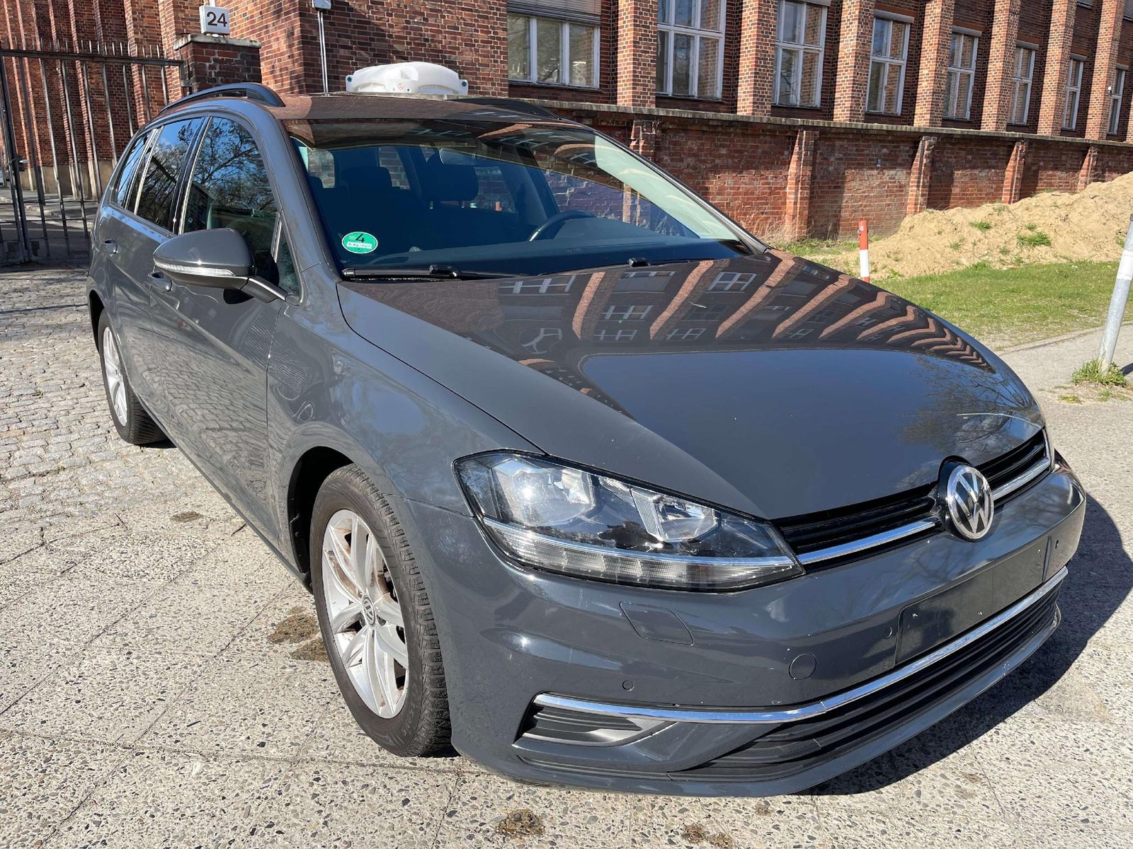 Volkswagen Golf - 1