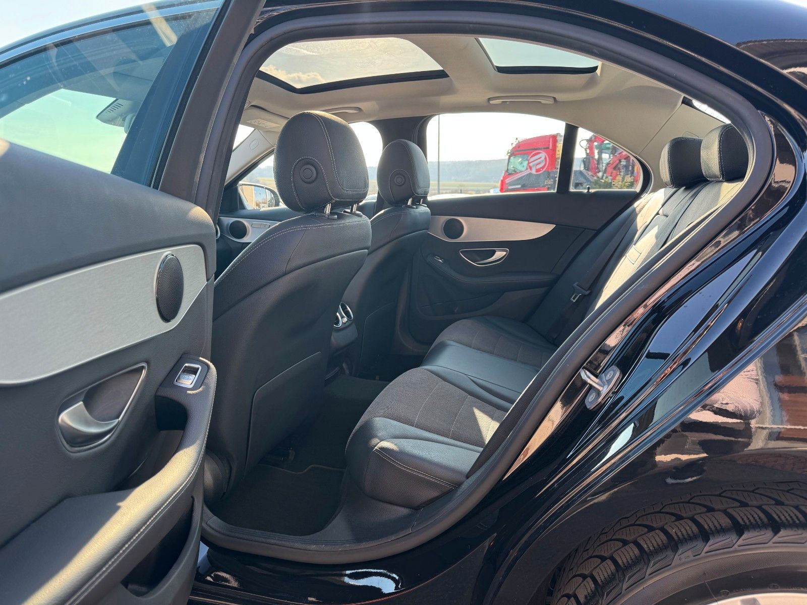 Fahrzeugabbildung Mercedes-Benz C 200 4M Avantgarde+Pano+AHK+Ambiente+LED