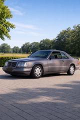 Mercedes-Benz W124 E 220 Coupé / Oldtimer - Mercedes-Benz E 220 mit Benzin-Antrieb: Sportwagen, Automatik