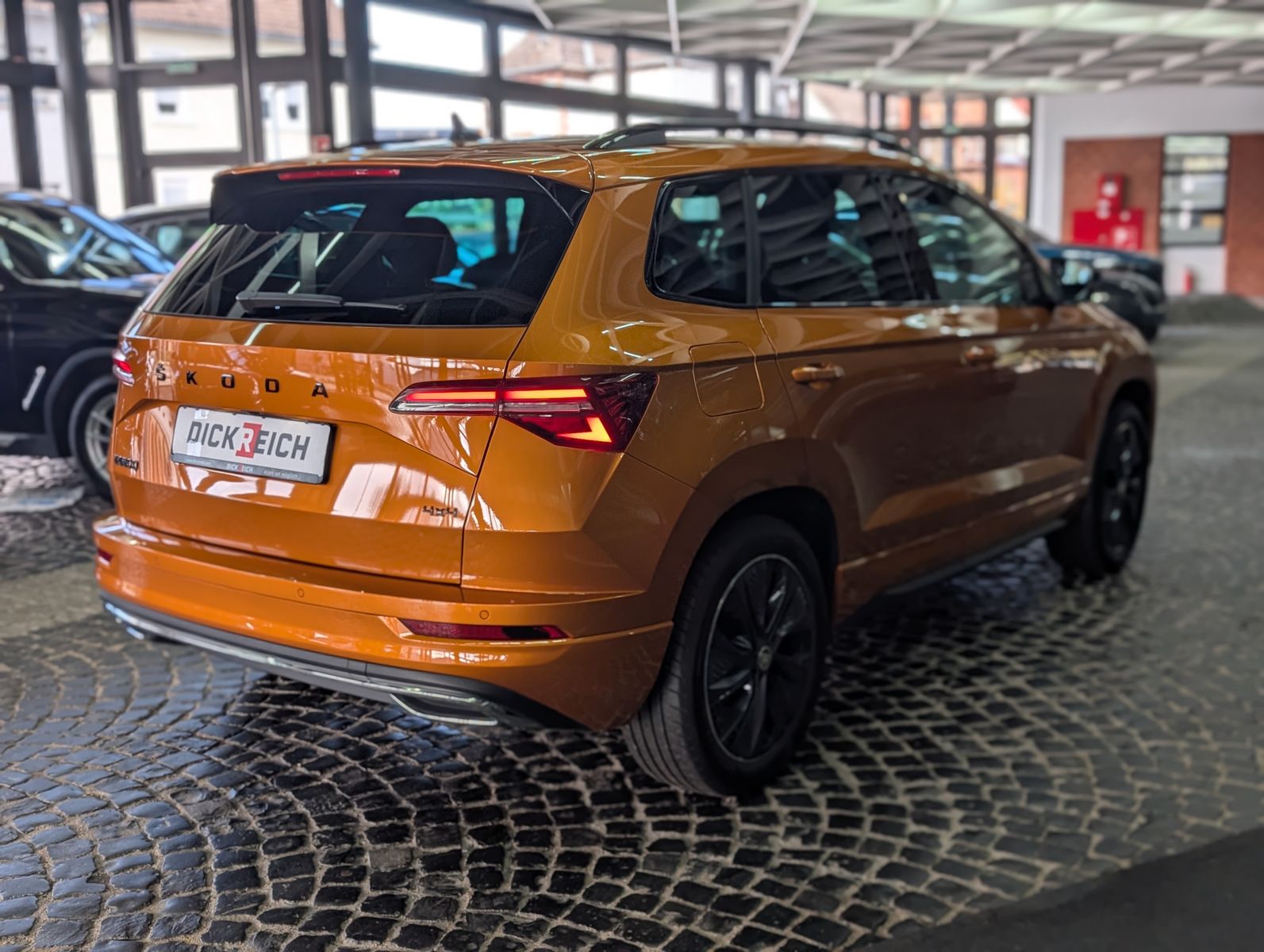 Fahrzeugabbildung SKODA Karoq Sportline 4x4 2.0 TSI PANO AHK StHz VOLL