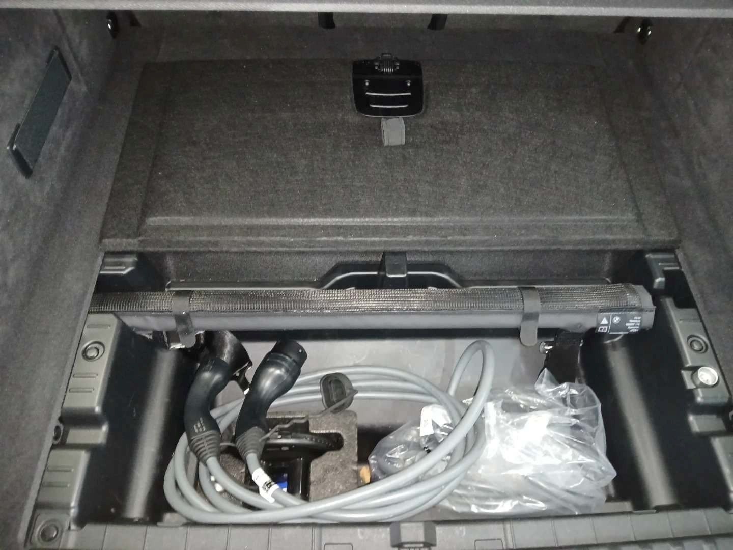 Fahrzeugeinzelansicht 13 Fahrzeugabbildung BMW iX xDrive60 M Sportpaket B&W Surround DAB LED Ak