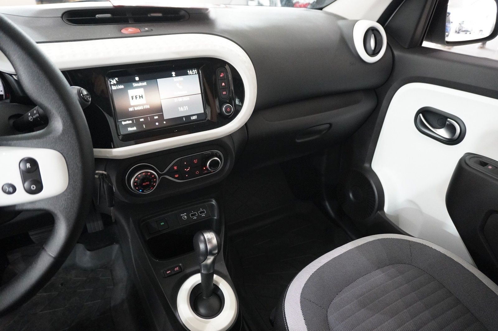 Fahrzeugabbildung Renault Twingo Equilibre Electric 22KWH NAVI/LED/DAB+