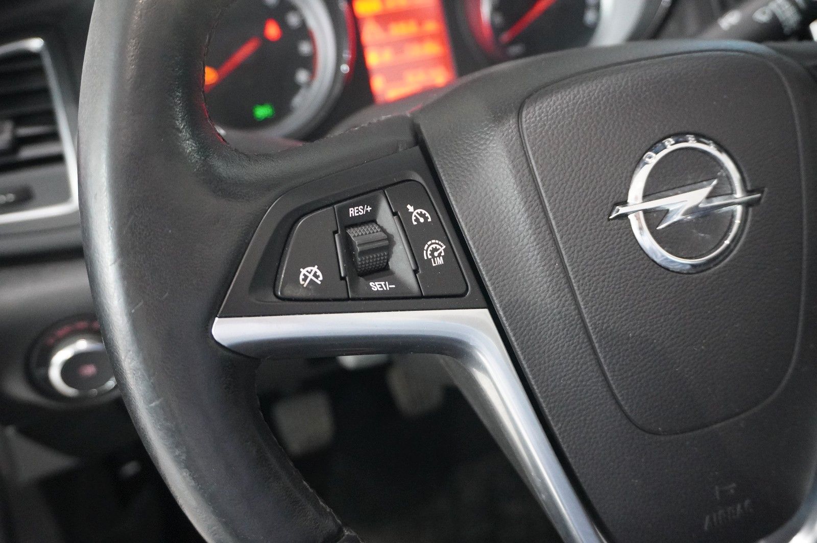 Fahrzeugabbildung Opel Cascada 1.4T EDITION SPORT/SHZ/TEMP/USB/BI-COLOR