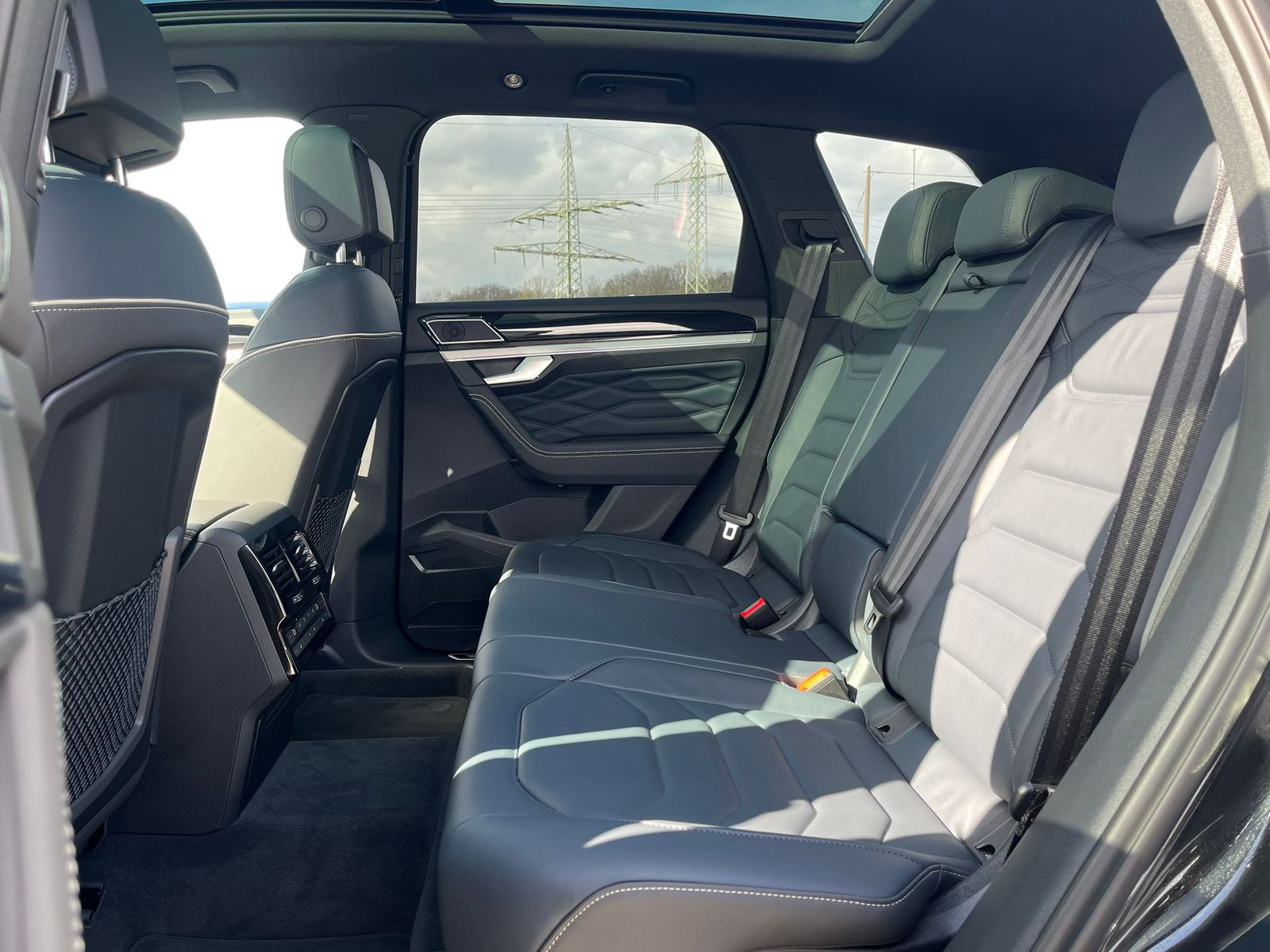Fahrzeugabbildung Volkswagen Touareg 3.0TDI 4M R-Line VOLL Black 22" UPE 114T