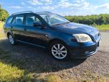 Toyota Zum  verkaufen steht ein Toyota Avensis - gebrauchte Toyota Avensis aus dem Jahr 2003