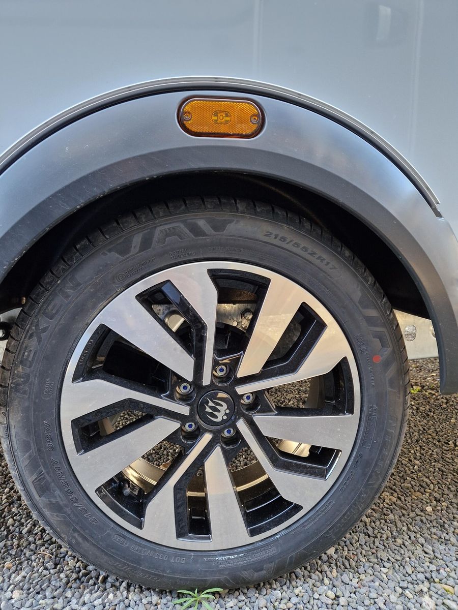 Fahrzeugabbildung Knaus Südwind 420 QD Black Selection