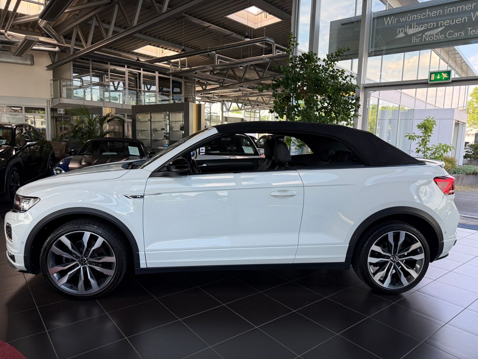Fahrzeugabbildung Volkswagen T-Roc Cabriolet R-Line Black AHK LED RFK 19"