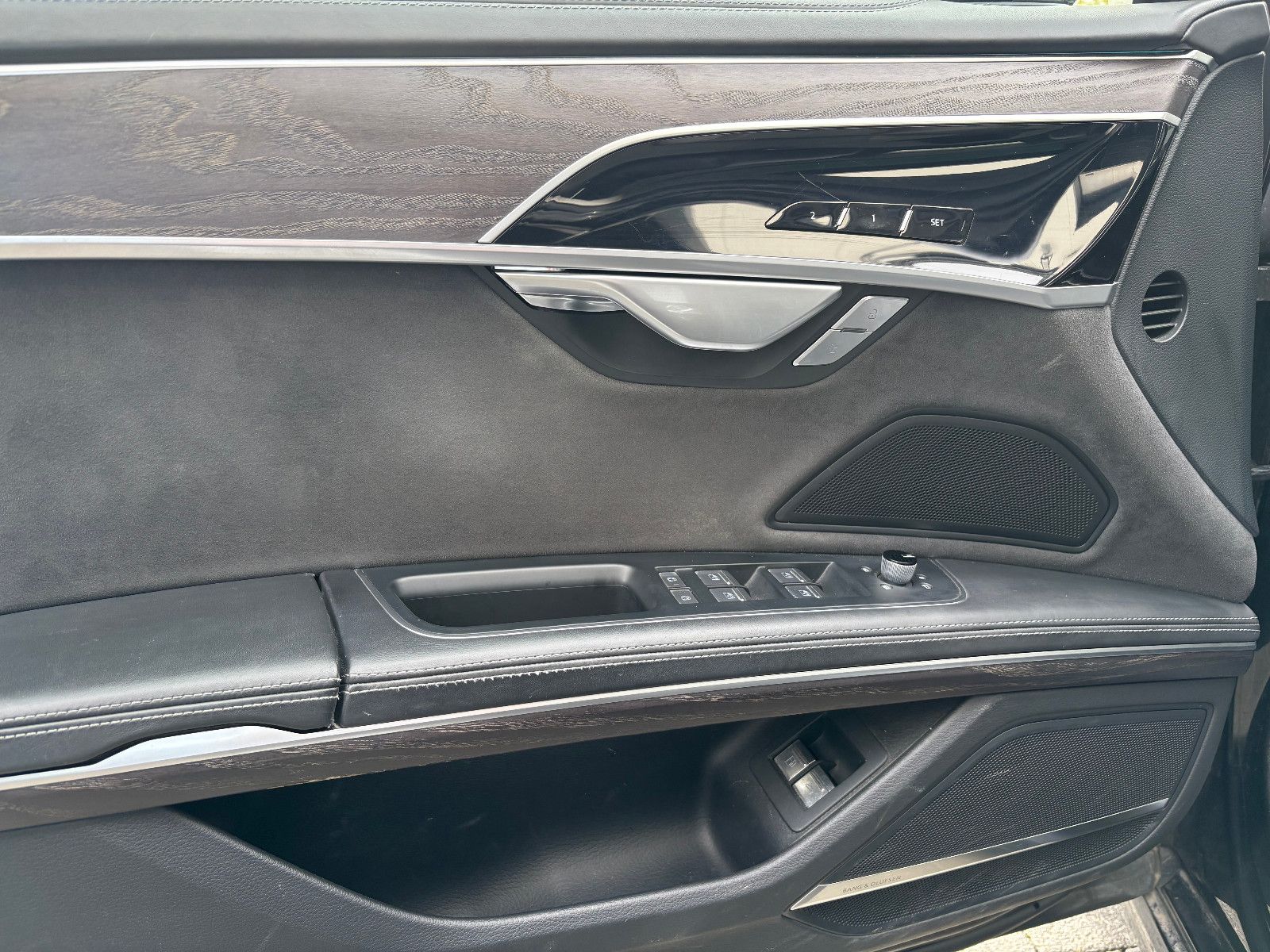 Fahrzeugabbildung Audi A8 60 TFSI e L quattro/Chauffeur-Paket/Fond-TV/