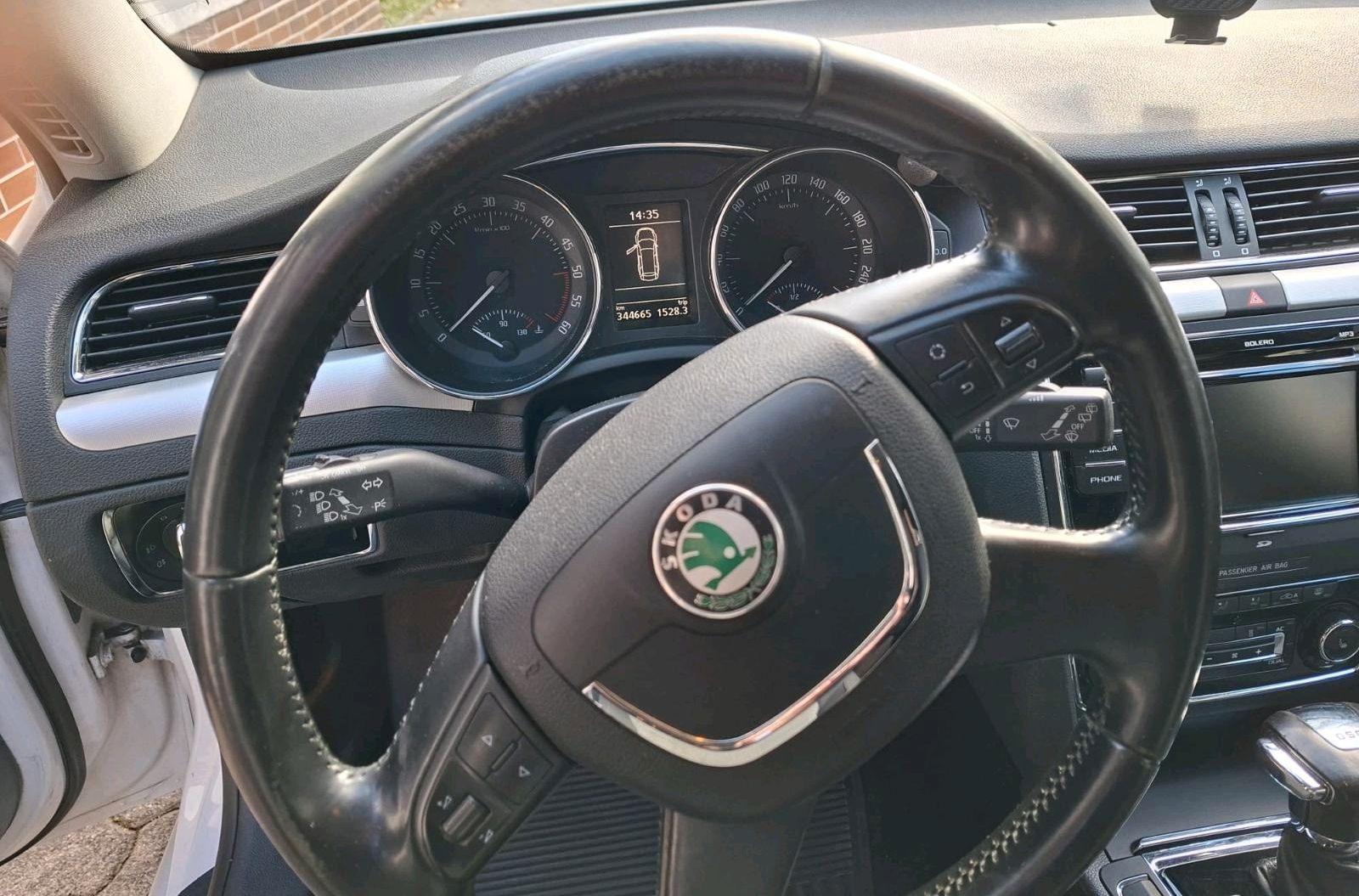 Skoda Superb 2012 — photo 10