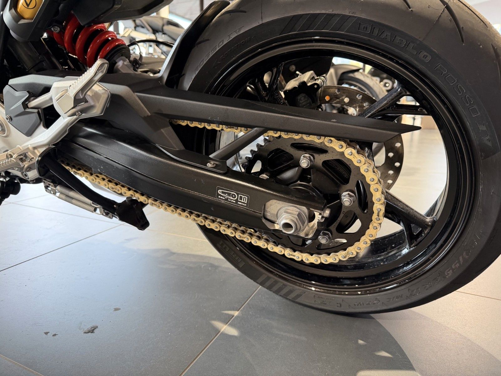 Fahrzeugabbildung BMW F900R 2 Pakete+ M-Kette+ Extras MY26