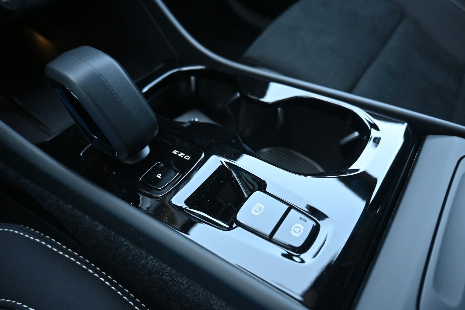Fahrzeugabbildung Volvo XC40 B4 DKG Plus Dark*STDHZG*360*Pixel*ACC