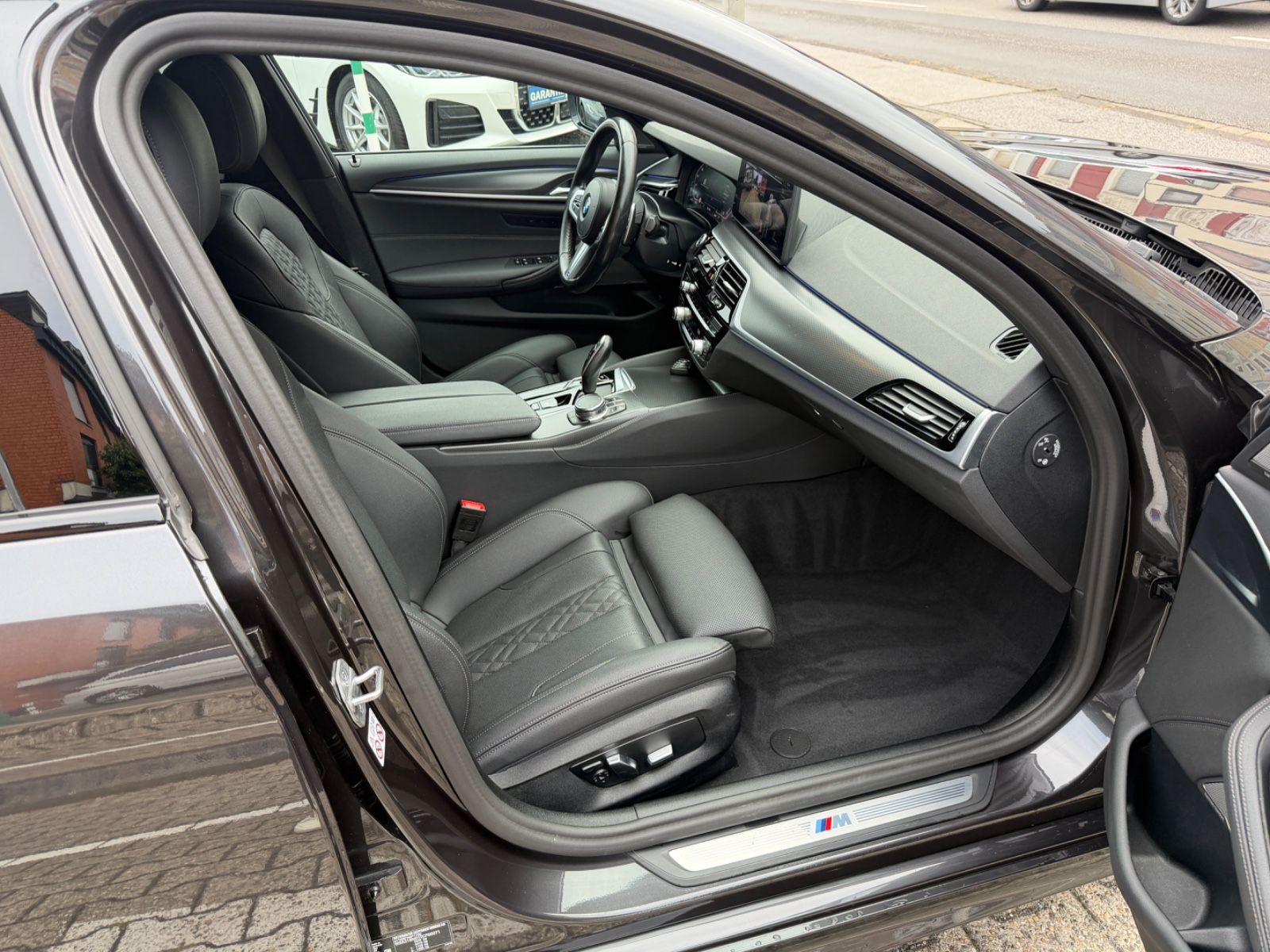 Fahrzeugabbildung BMW 520d Touring M SPORT LASER HUD KAMERA AHK LEDER